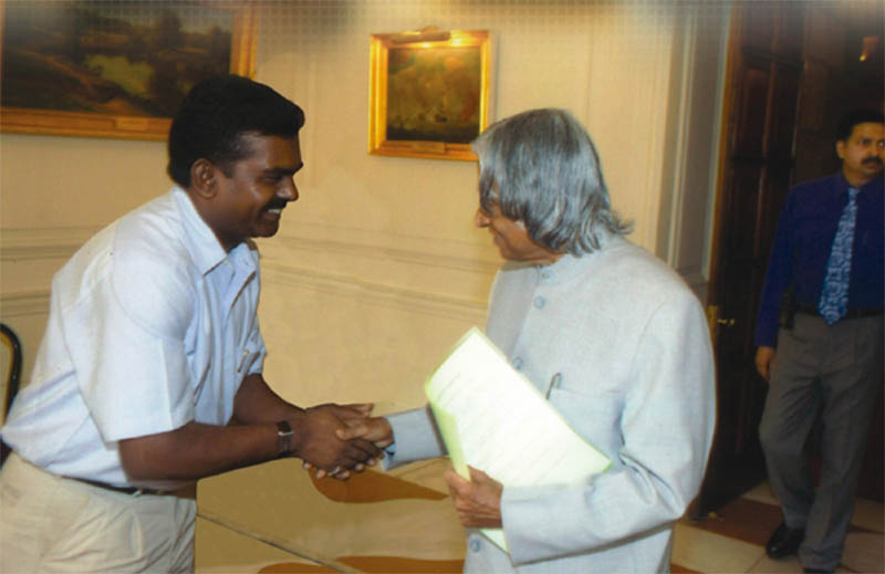 Coodu Trust representative shaking hands with Dr. A.P.J. Abdul Kalam